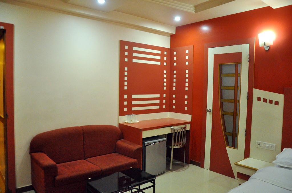 Hotel Evershine Rajkot Room photo