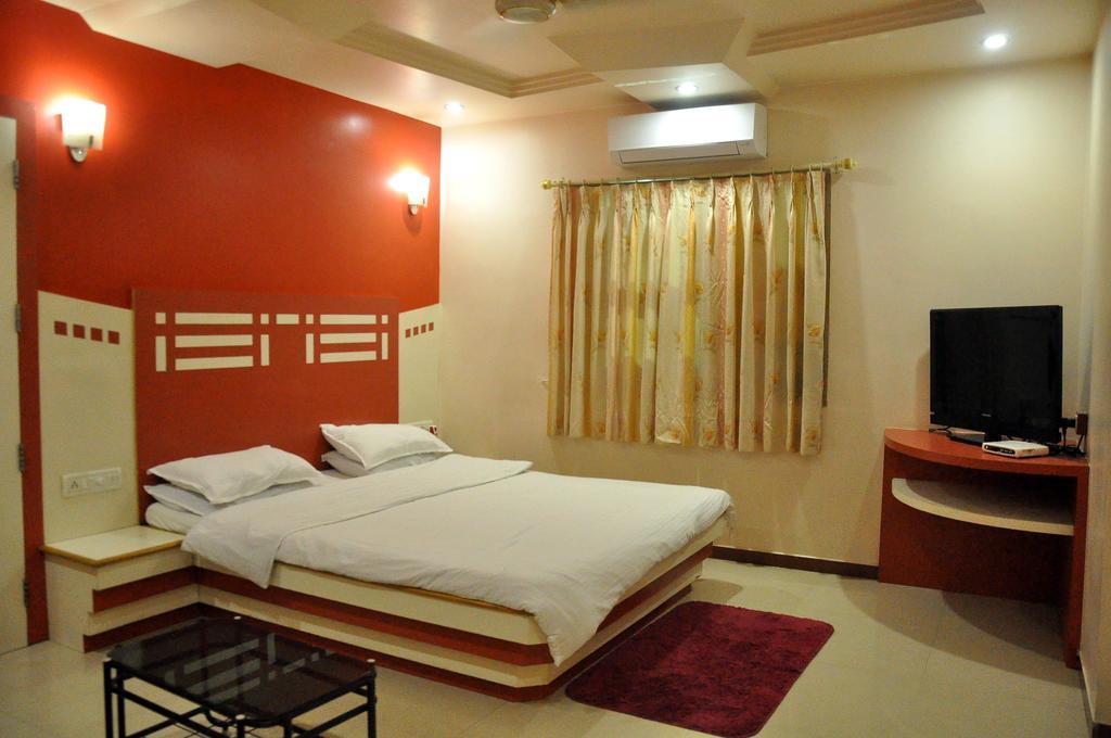 Hotel Evershine Rajkot Room photo