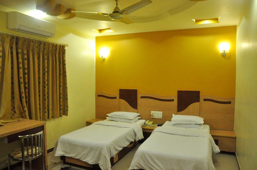 Hotel Evershine Rajkot Room photo