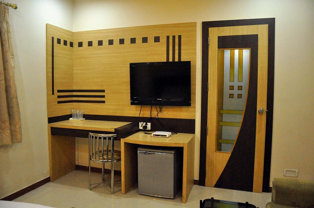 Hotel Evershine Rajkot Room photo